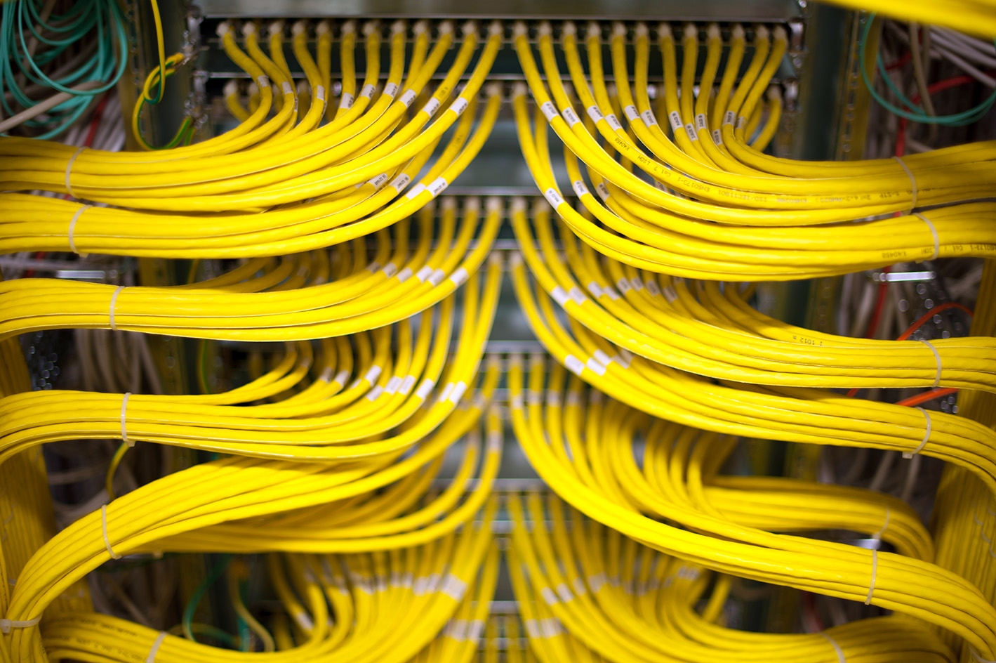 Et nærbillede af en masse gule ledninger koblet på en maskine.